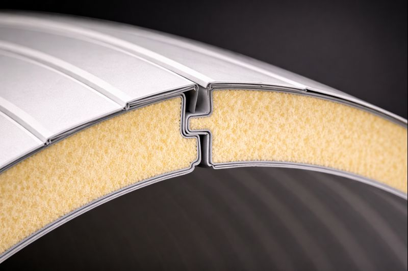 Крупный план замка арочной PIR-панели и линии уплотнения